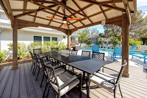 Outdoor dining - Gulfside Retreat Big Family Near Clearwater St Pete (Seminole)
