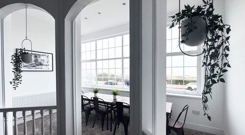 The New Sandpiper - A Sea View Retreat