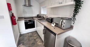 Fridge, microwave, oven, stovetop - The Little Tern - A Cosy Coastal Retreat (Lancashire)