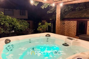 Bañera de hidromasaje al aire libre