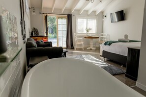 9 bedrooms, iron/ironing board, WiFi, bed sheets