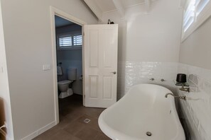 Dusche, Haartrockner, Handtücher, Toilettenpapier