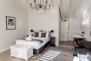 9 quartos, ferros/tábuas de passar roupa, Wi-Fi, roupa de cama