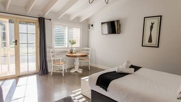 8 bedrooms, iron/ironing board, WiFi, bed sheets