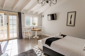 8 bedrooms, iron/ironing board, WiFi, bed sheets