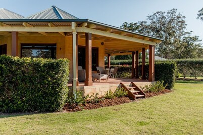 Chez Vous Estate Pokolbin - Hunter Valley! Accommodation for up to 18 guests