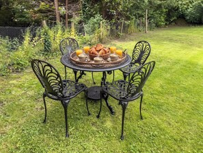 Outdoor dining - 3 bedroom accommodation in Colwyn Bay (Colwyn Bay)