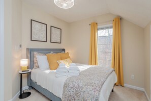 4 slaapkamers, een bureau, een strijkplank/strijkijzer, reisbedje