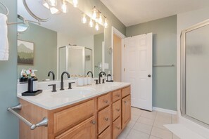 Shower, jetted bath, hair dryer, towels - 4-Bedroom Retreat in Massanutten: Hot Tub, Near Skiing, Golf, & Adventure Park (McGaheysville)