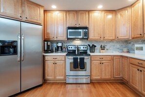 Een koelkast, een microgolfoven, een oven, een kookplaat