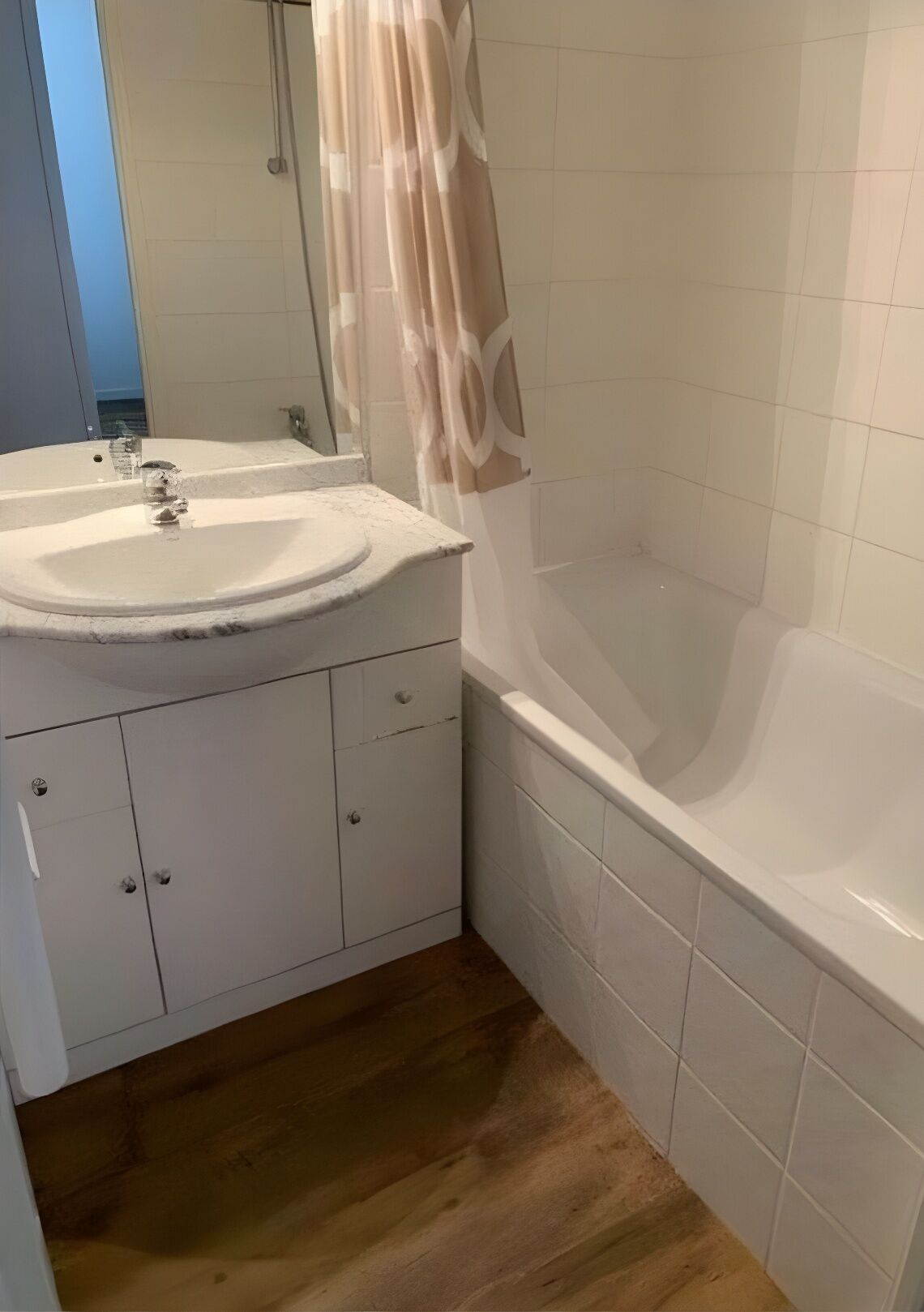 Sèche-cheveux, savon, papier toilette