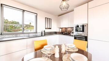 Réfrigérateur, micro-ondes, four, lave-vaisselle