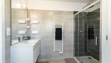 SĂšche-cheveux, serviettes fournies