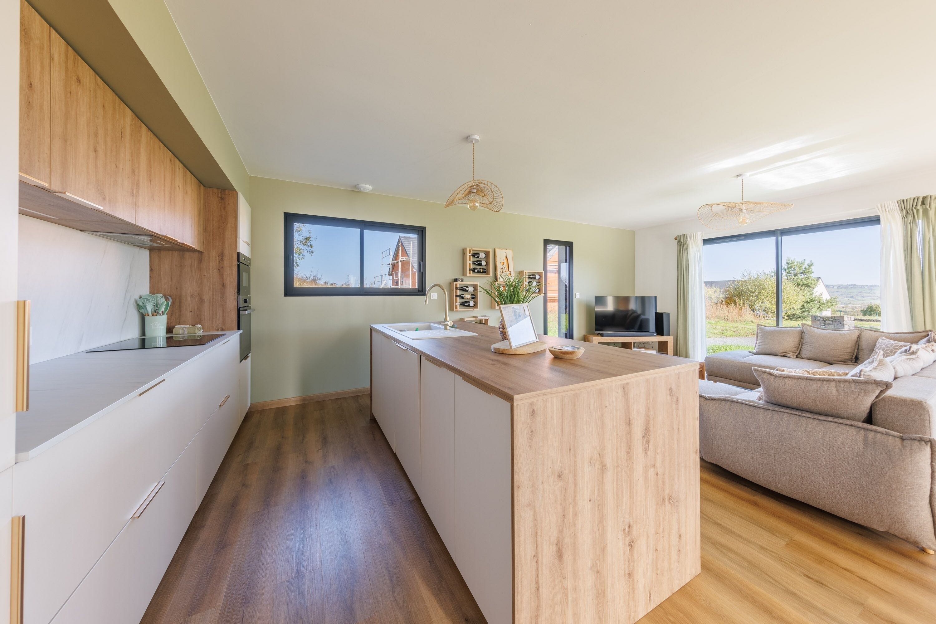 Una cucina moderna con mobili in legno, un'isola centrale e un'ampia finestra.