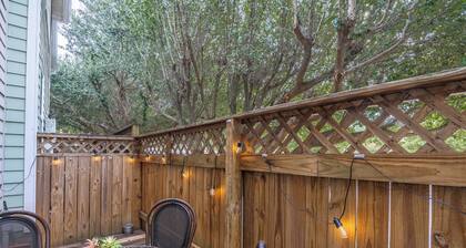 Charming Townhome,PRIME LOCATION,Historic,Mins to USC,TVs,Parking,Fireplace,W/D