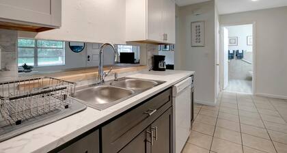 Tranquil 2-bedroom apartment in Crystal River with WiFi, AC