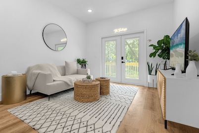 Treehouse Lake Davis - 1BR Private Modern Home with Balcony Downtown
