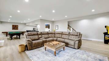 Smart-TV, Kamin, Videospiele, DVD-Player