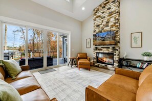 Smart TV, fireplace, video games, offices - Lakefront Lake Anna with Cove, Dock, Deck, Hot Tub (Bumpass)
