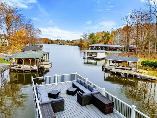 Lakefront Lake Anna with Cove, Dock, Deck, Hot Tub
