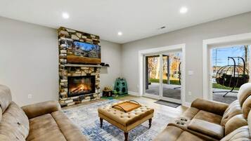 Smart-TV, Kamin, Videospiele, DVD-Player