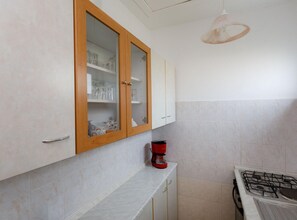 Jääkaappi, uuni, liesi, astianpesukone