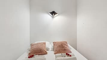 3 chambres, bureau, fer et planche à repasser, lit parapluie