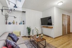 Living area - Lavie Maison Cozy 3BR Haven w Parking (Bordeaux)