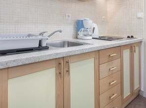 Refrigerador, microondas, placa de cocina, utensilios de cocina