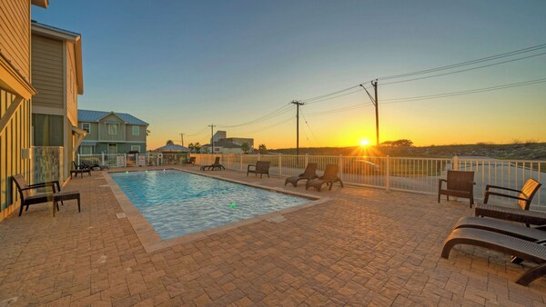 Ridley Retreat Community Pool, Mins To The Beach Corpus Christi + Port A - Corpus Christi, TX