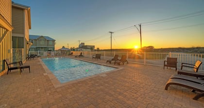 Ridley Retreat Community Pool, Mins to the Beach Corpus Christi + Port A