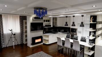 Kühlschrank, Mikrowelle, Ofen, Wasserkocher mit Kaffee-/Teezubehör