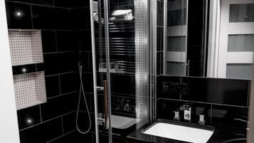 Dusche, Haartrockner, Bidet, Handtücher