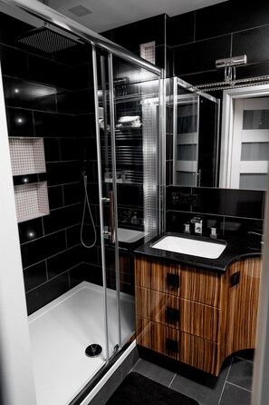 Dutxa, assecador de cabells, bidet i tovalloles