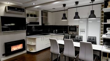 Kjøleskap, mikrobølgeovn, ovn og kaffetrakter/tekoker