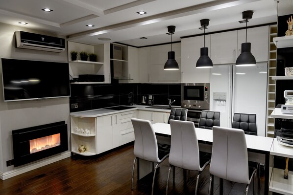 Kjøleskap, mikrobølgeovn, ovn og kaffetrakter/tekoker