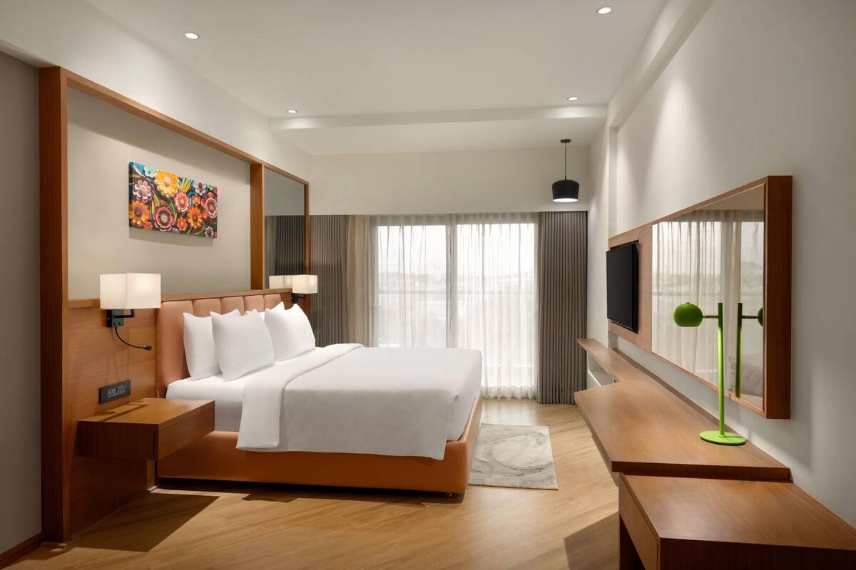 Standard Room, 1 King Bed | In-room safe, desk, laptop workspace, blackout curtains