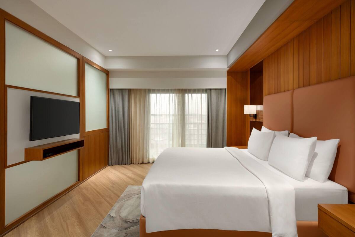 Junior Suite, 1 King Bed, Jetted Tub | Jetted bathtub