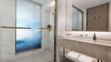 Deluxe Room, 1 King Bed, Non Smoking | Bathroom