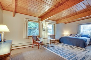 12 bedrooms, desk, iron/ironing board, Internet - Grand Rural Wisconsin Retreat: Full Indoor Gym (Mount Calvary)