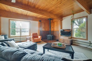 TV, DVD player, table football, ping pong - Grand Rural Wisconsin Retreat: Full Indoor Gym (Mount Calvary)