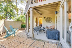 Outdoor dining - Resort Perks Beach Access: Condo in Hilton Head (Hilton Head Island)