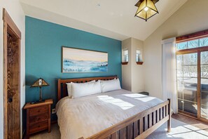 3 bedrooms, Internet, bed sheets - Winter Park top-floor condo with hot tub, mountain adventure, and workstation (Fraser)