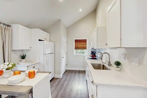 Køleskab, mikrobølgeovn, ovn, kogeplade