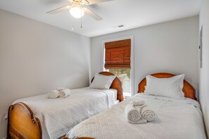 2 habitaciones, tabla de planchar con plancha, wifi y ropa de cama 