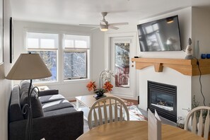 テレビ、暖炉、テーブルサッカー台