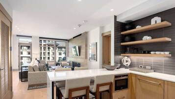 Refrigerador, microondas, horno y parrilla de estufa