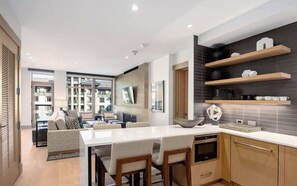 Refrigerador, microondas, horno, placa de cocina