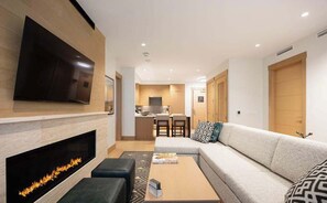 TV, peis, stereoanlegg og kontorer