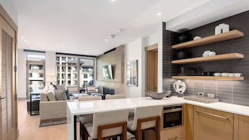 Frigorifero, microonde, forno, piano cottura